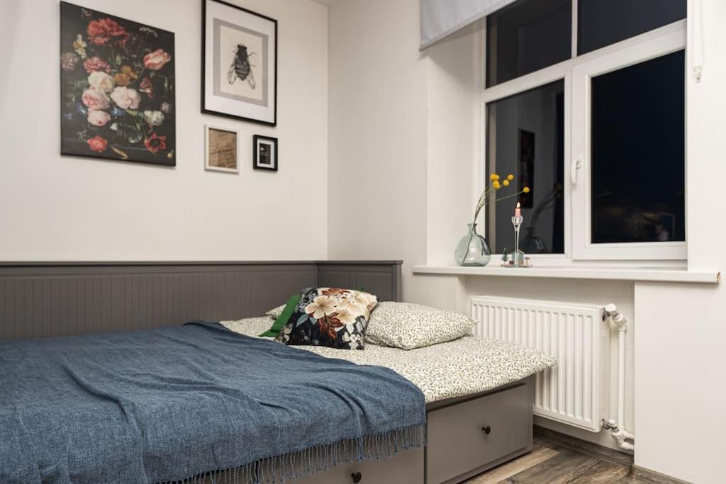 Cute With A View Over The Rooftops And Free Parking In The Area