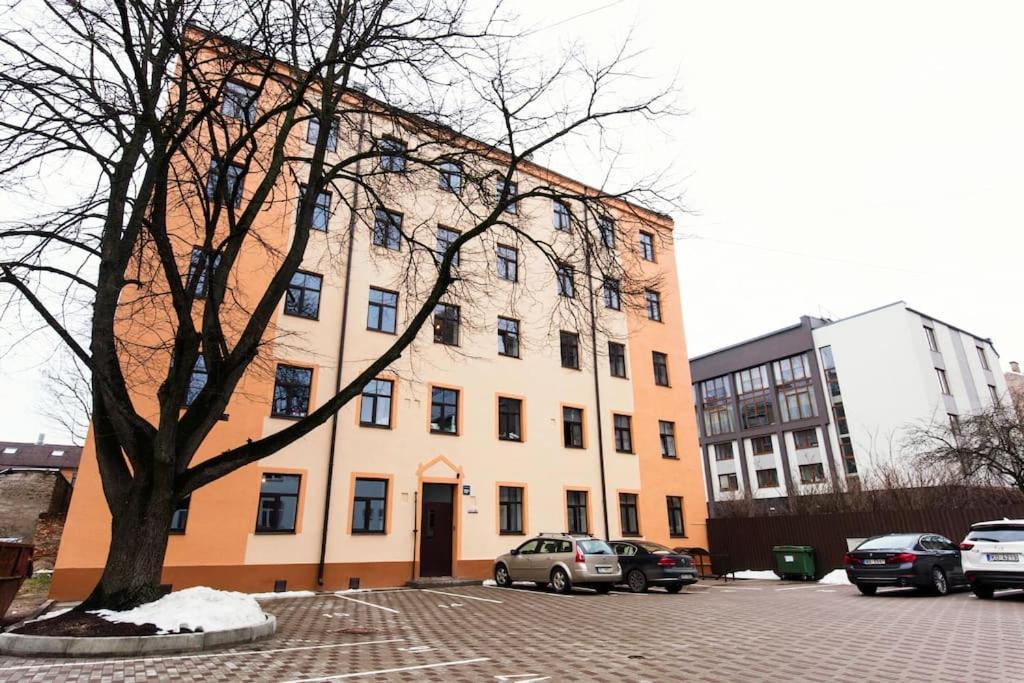Huoneisto Cute With A View Over The Rooftops And Free Parking In The Area